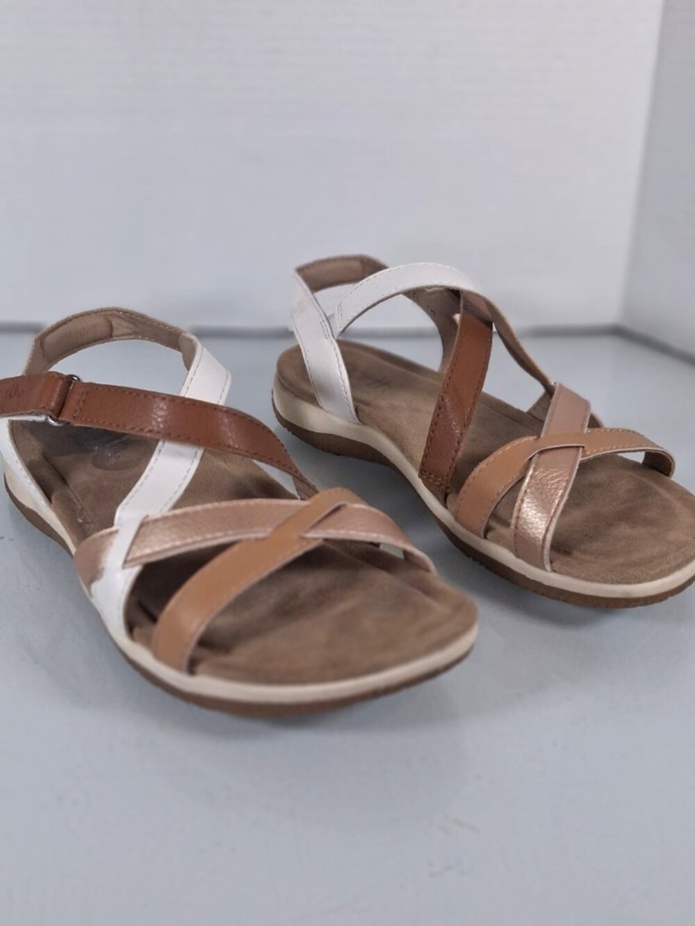 Earth Women's Strappy Sport Sandals Size 7W Tan Brown And White Comfort Shoes - Picture 2 of 7